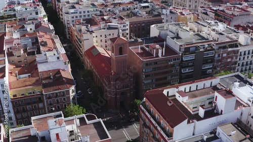 vuelo de dron en Iglesia de ladrillo en ciudad de madrid 