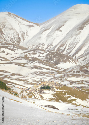 Obraz na płótnie Monti Sibillini (Italy) - The landscape summit in Marche and Umbria region, municipal of Montemonaco, Amandola and Norcia. Sibillini panoramic winter landmark, alpinistic with snow w salonie