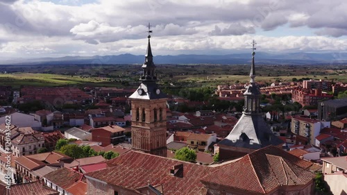 dron acercándose a campanario