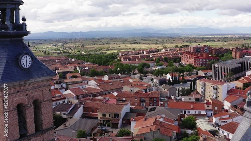 dron rebasando campanario