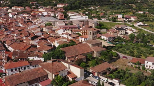 plano aereo de iglesia en un pueblo