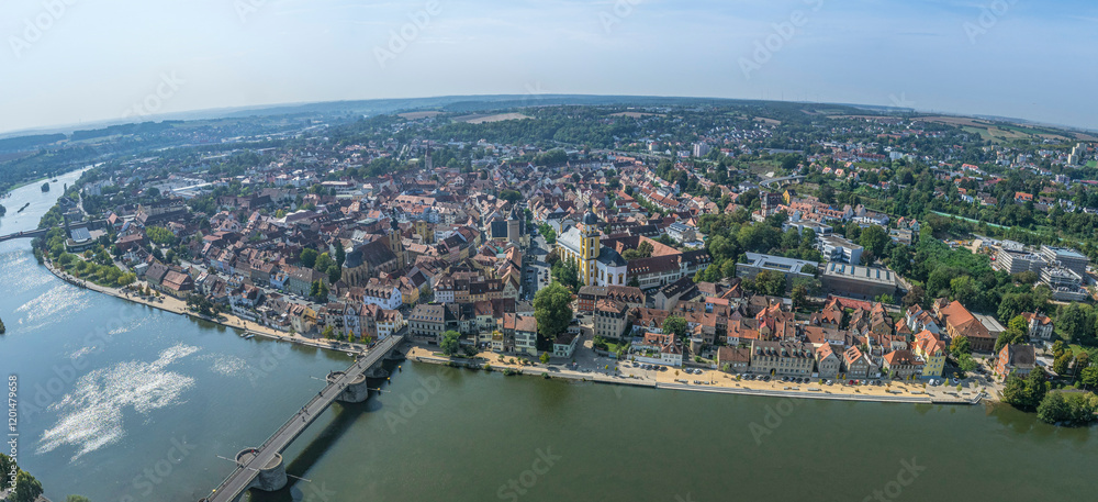 Naklejka premium Die sehenswerte Kreisstadt Kitzingen im unterfränkischen Maintal im Luftbild