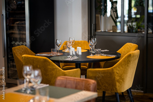 Fototapeta Naklejka Na Ścianę i Meble -  Un restaurant gastronomique vide avec des tables et des chaises et des couverts