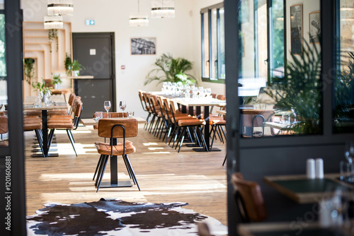 Canvastavla Une salle de restaurant gastronomique moderne avec des chaises en cuir, la salle