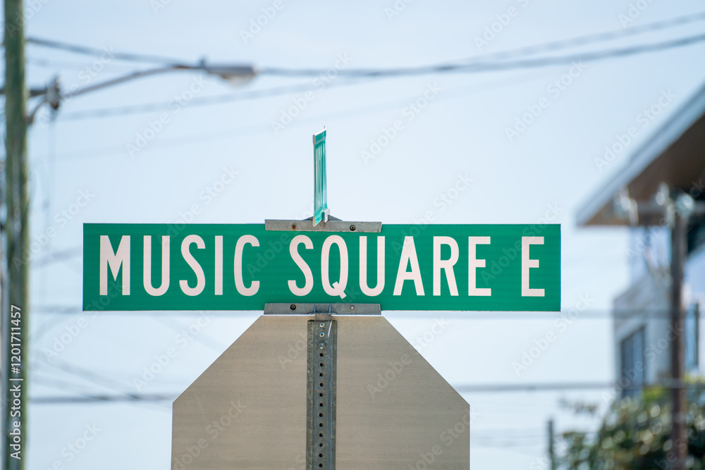 Obraz premium Street sign for Music Square East in an urban setting on a sunny day