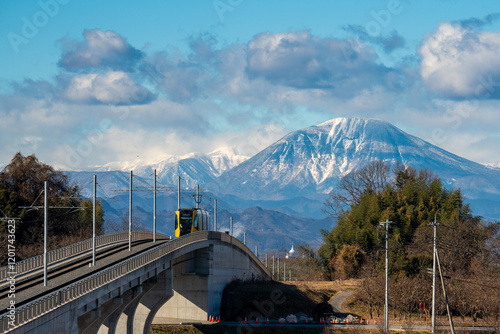宇都宮ライトレールと雪が残る男体山　栃木県宇都宮市