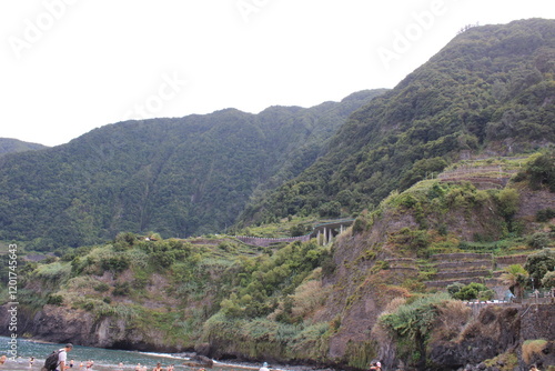 Montaña al lado de playa de arena negra en Madeira. photo