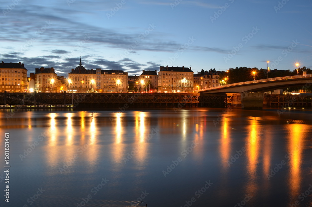 Obraz premium Nantes - Pont Anne de Bretagne Vue du clocher de l'église Notre-Dame de Bon-Port