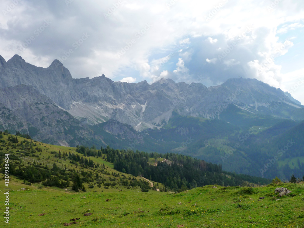 Obraz premium Der Dachstein in Wolken gehüllt.