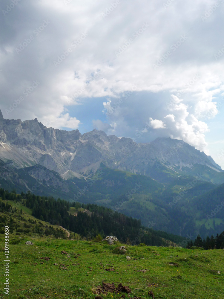 Fototapeta premium Der Dachstein in Wolken gehüllt.