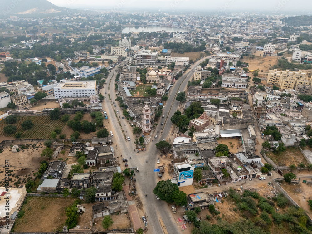 Fototapeta premium Stadtansicht Tempel Straße und Lake Pushkar Pushkar in Rajasthan in Indien