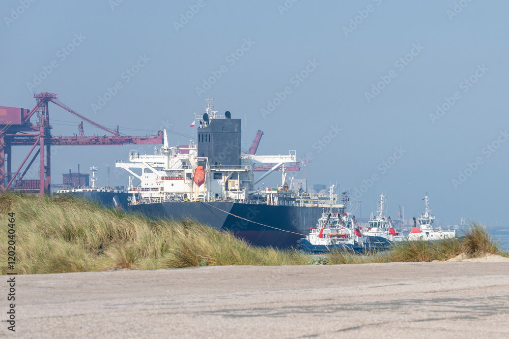 Navire de commerce manœuvré par des remorqueurs dans le port de Dunkerque Navire de commerce manœuvré par des remorqueurs dans le port de Dunkerque