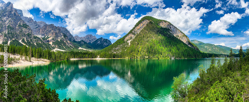 Full panoramica of Lago di Braies in Trentino