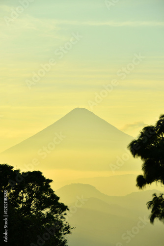 Atardecer en el municipio de Villa Canales, Guatemala. Volcán de agua al fondo, paisaje natural.