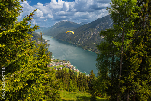 Obraz na płótnie paraglider flyying in the alps at Achensee in austria w salonie