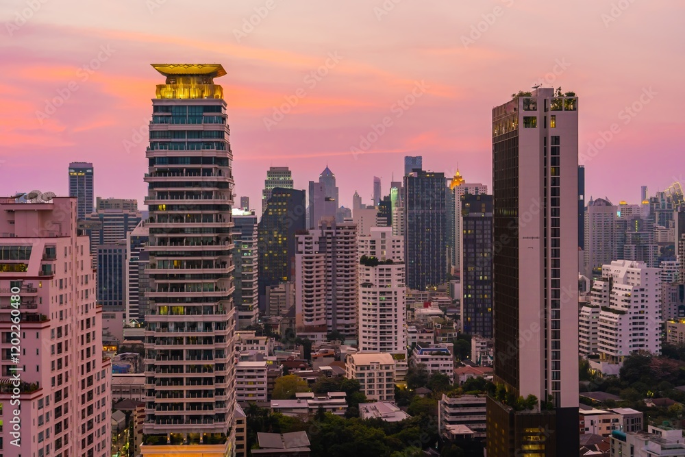 Obraz premium Stunning skyline view of Bangkok at sunset showcasing modern skyscrapers and vibrant colors in the sky