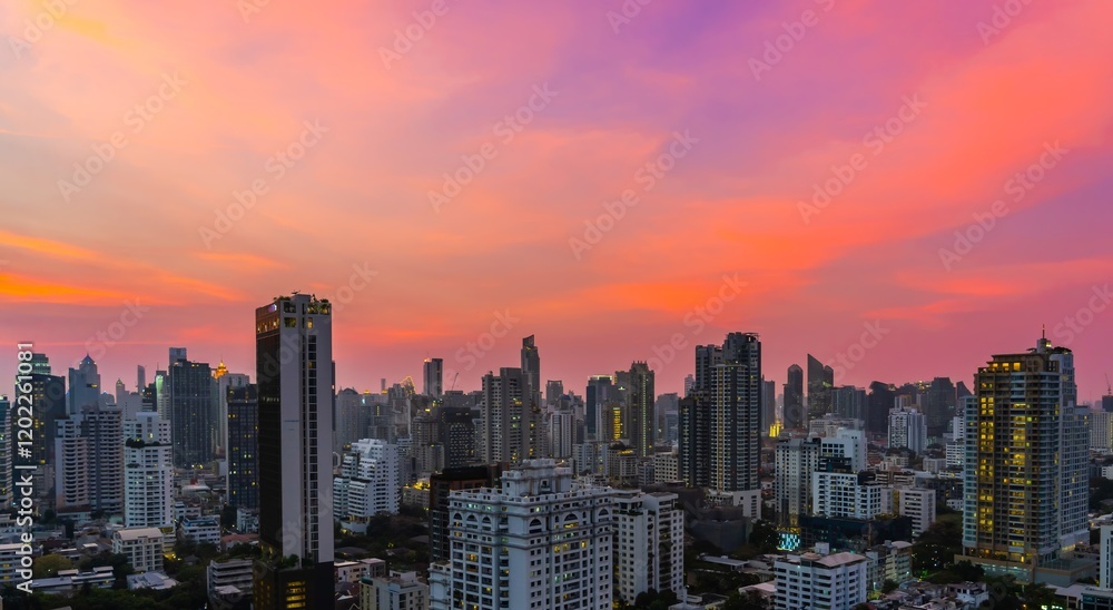 Fototapeta premium Vibrant sunset over a bustling city skyline with modern architecture and warm colors in the evening sky