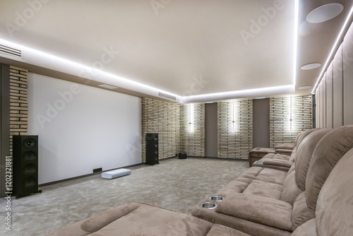 Foto A spacious home cinema room with a large screen and comfortable armchairs