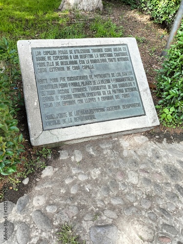 Placa que conmemora un hecho histórico.
