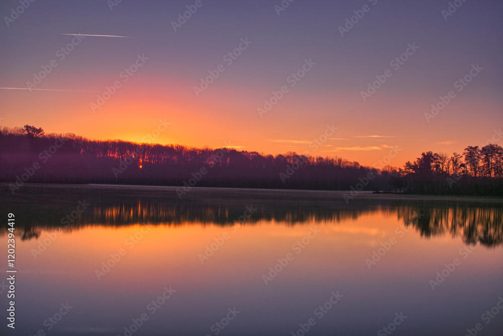 Fototapeta premium Long shot of lake and water and sun