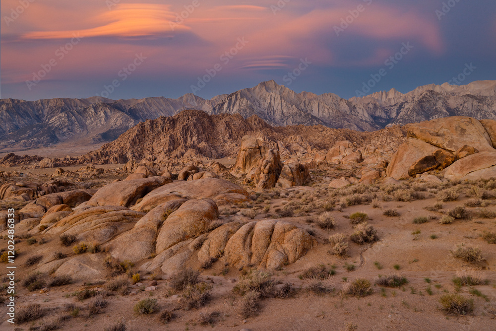 Naklejka premium USA, California, Lone Pine, Inyo County. Alabama Hills morning light on rock formation and Sierra Mountains backdrop