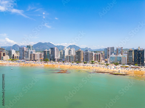 Imagem aérea de drone da praia do morro, condomínio Aldeia da Praia e Praia da Cerca em Guarapari. Linda cidade turística no sul do Espírito Santo em um dia ensolarado, região tropical do Brasil.