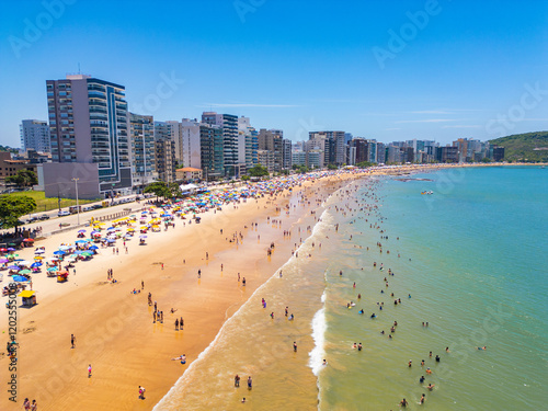 Imagem aérea de drone da praia do morro, condomínio Aldeia da Praia e Praia da Cerca em Guarapari. Linda cidade turística no sul do Espírito Santo em um dia ensolarado, região tropical do Brasil.