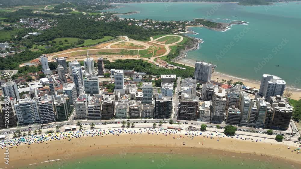 Imagem aérea de drone da praia do morro, condomínio Aldeia da Praia e Praia da Cerca em Guarapari. Linda cidade turística no sul do Espírito Santo em um dia ensolarado, região tropical do Brasil.