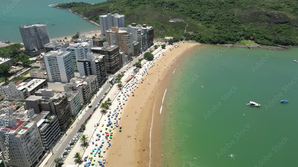 Imagem aérea de drone da praia do morro, condomínio Aldeia da Praia e Praia da Cerca em Guarapari. Linda cidade turística no sul do Espírito Santo em um dia ensolarado, região tropical do Brasil.