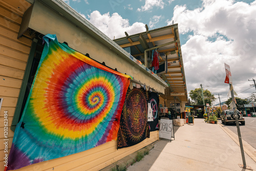 Cuadro en lienzo Vibrant shopfronts in the NSW hippie town of Nimbin