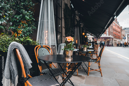 Canvas Print London outdoor coffee and restaurant terrace with tables, chairs and outdoor hea
