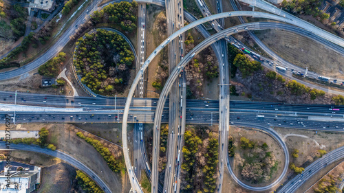Cuadro en lienzo Flyover of Interstate Highway Interchange
