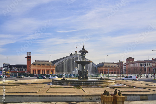 물,분수,분수대,광장,자동차,도로,건물,아토차역,Atocha Station,마드리드,스페인