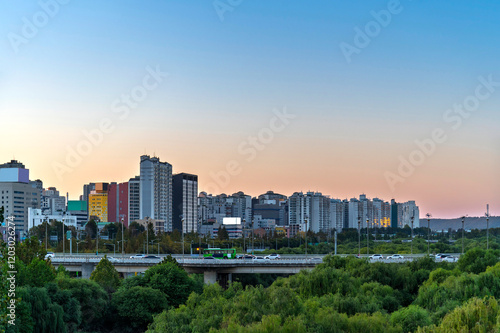 Obraz na płótnie Aerial view of Yeouido Saetgang Ecological Park in autumn season with skyscrapers and modern buildings cityscape, Seoul city, Republic of Korea w salonie