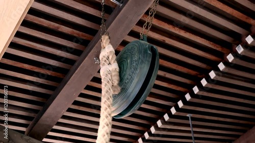 日本の神社境内の軒先に吊り下げられた銅鑼 photo