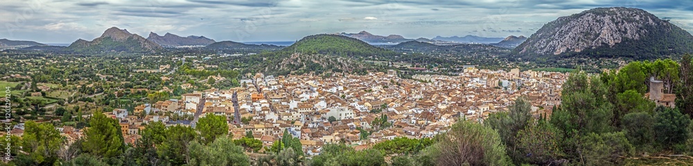 Obraz premium View over Pollenca from surrounding hills