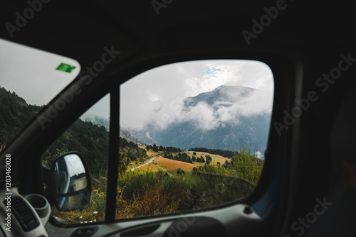 Vista de montaña desde ventana de coche