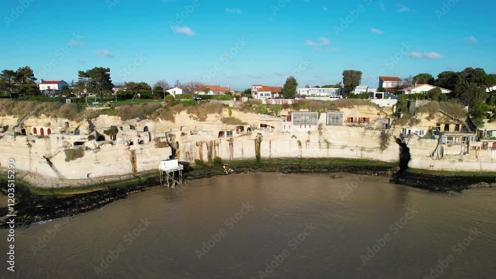 The town of Meschers-sur-Gironde, located in Charente-Maritime, is renowned for its majestic cliffs overlooking the Atlantic Ocean. The town of Meschers-sur-Gironde, located in Charente-Maritime, is renowned for its majestic cliffs overlooking the Atlantic Ocean.