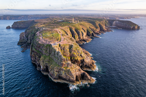 Tableau sur toile Der Leuchtturm Phare du cap Fréhel in der Bretagne bei Sonnenuntergang