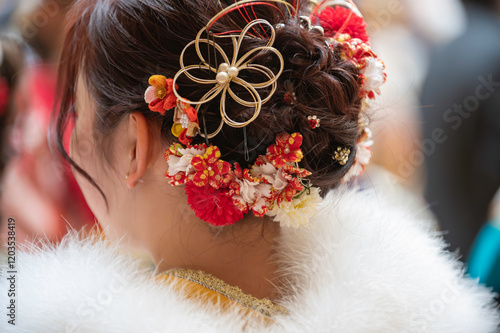 振袖を着た女性の後ろ姿