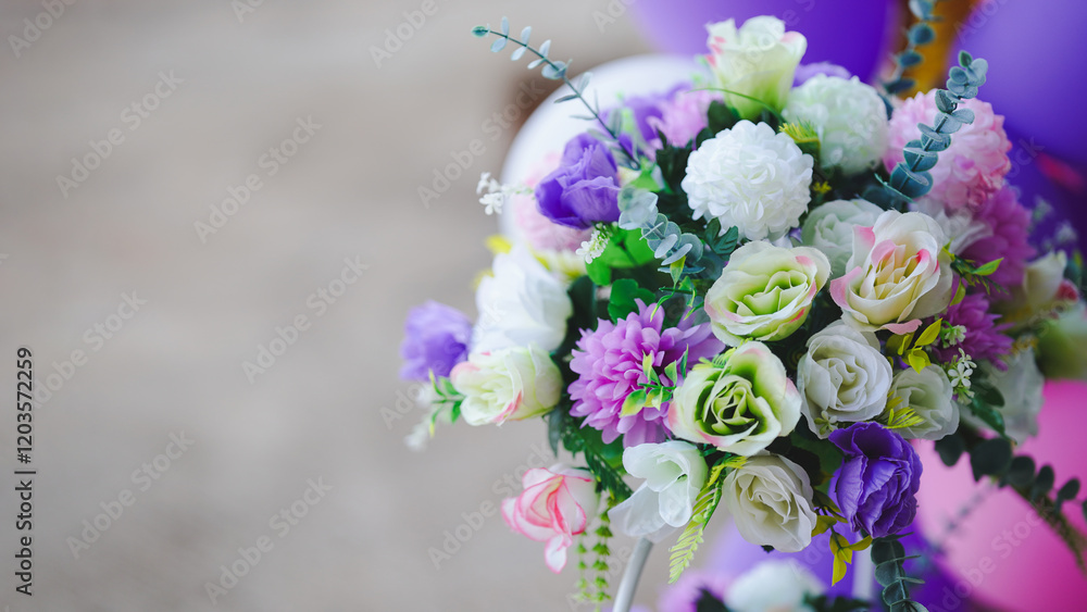 Obraz premium A beautiful bouquet of mixed flowers featuring soft pastel colors, perfect for events like weddings or celebrations.