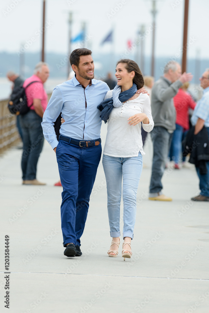 Obraz premium happy couple on the pier