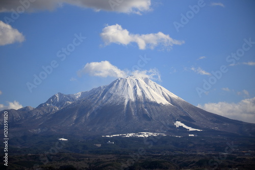鳥取県米子市から青空が広がる冬の伯耆大山