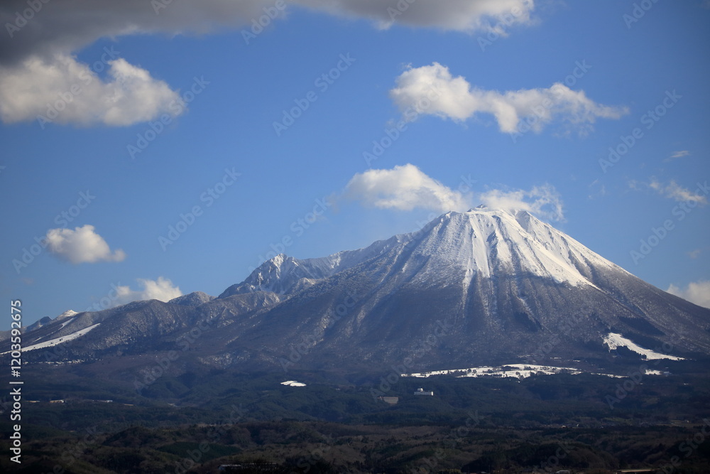 鳥取県米子市から青空が広がる冬の伯耆大山 鳥取県米子市から青空が広がる冬の伯耆大山
