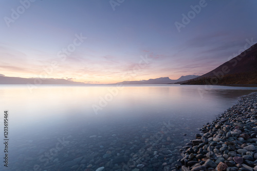 Torneträsk See mit dem Blick auf  die Lappenpforte Čuonjávággi in Nordschweden, Lappland zum Sonnenaufgang. photo