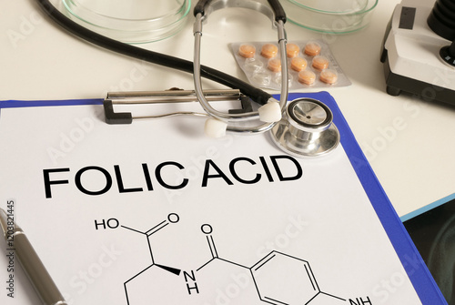 Cuadro en lienzo Folic acid is shown using the text and formula
