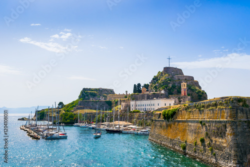 Foto Panoramic view of the sunlit Old Fortress on Corfu island, Greece