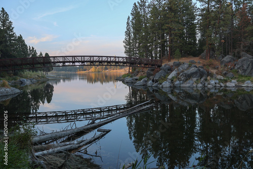 Foto Photo of walk bridge at Winchester State Park on the Camas Prairie in Idaho refl