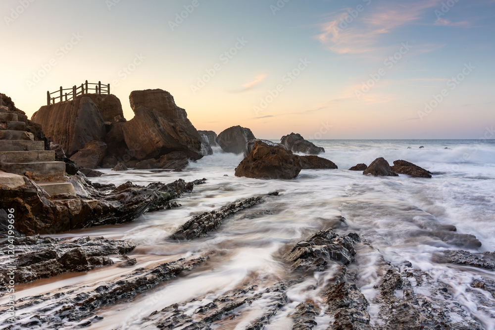 Obraz premium Die Felsen am Praia do Penedo do Guincho in Santa Cruz in Portugal bei Sonnenuntergang