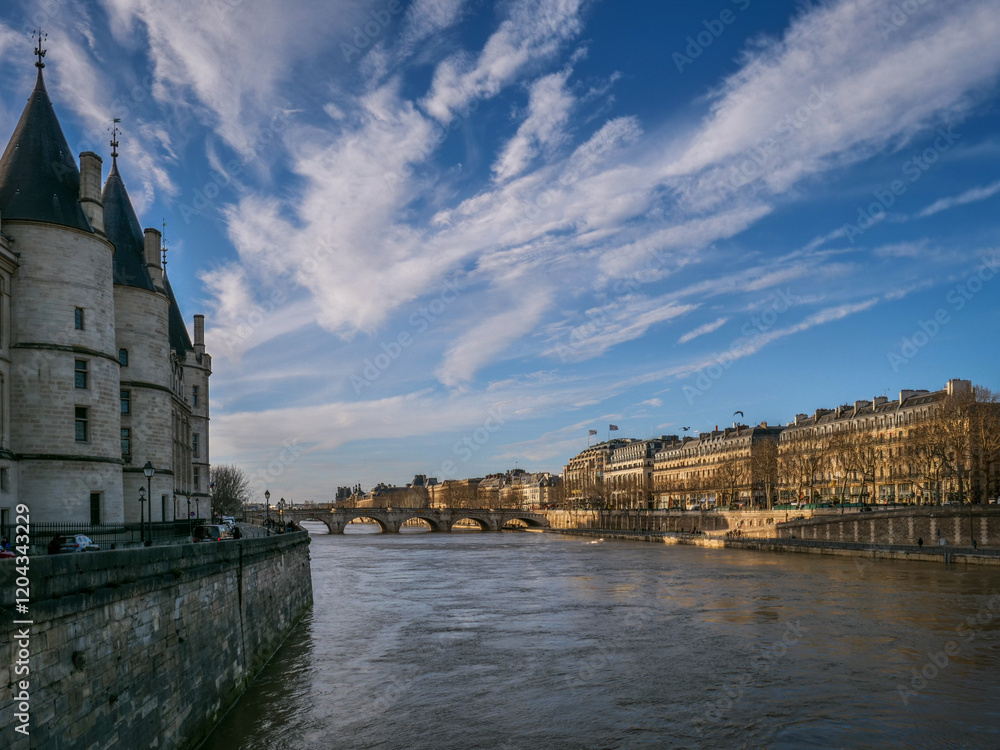 Fototapeta premium Rive Nord de la Seine à Paris vu depuis le Pont au Change et la Conciergerie